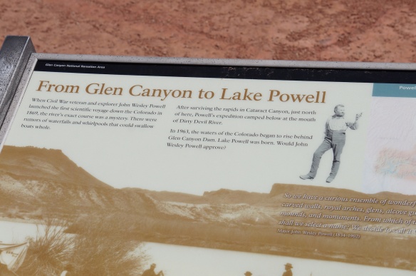 Glen Canyonissa sijaitsee Amerikan toiseksi suurin tekojärvi Lake Powell. Järvi on nimetty maineikkaan tutkimusmatkailija majuri John Wesley Powellin mukaan. Hän oli aikansa tärkein Colorado joen tutkija.
