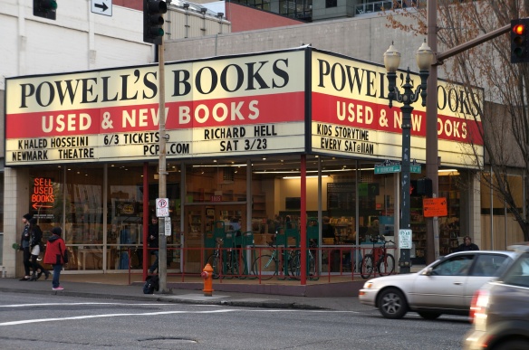 Portlandissa on todellinen kirjanystävien kauppa. Uusia sekä käytettyjä kirjoja on myytävänä hengästyttävä valikoima. Myyjät osaavat asiansa ja saimme palvelua isolla P:llä.