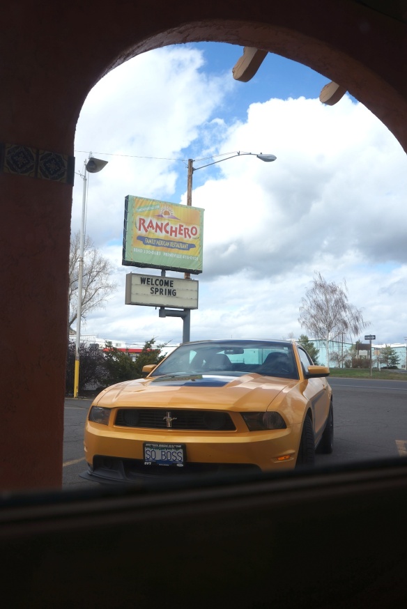 Lounastauko pidettiin Ranchero ravintolassa. Mielessä pyöri se oransseilla teipeillä piristetty keltainen lava-auto. Siellä se lepää Pohjanmaalla nykyään.