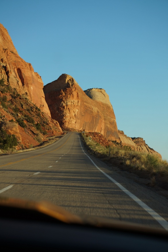 Iltaa kohti varjo pitenivät ja hiukan jo väsyneet matkalaiset kiiruhtivat kohti Kayentaa Arizonan puolelle yöksi.