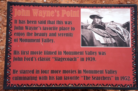 Monument Valley sijaitsee Utahin ja Arizonan osavaltioiden rajalla ja alue on navajoiden reservaattia. Näissä maisemissa on kuvattu kuuluisia länkkäreitä. Laakso on ollut elokuvaohjaaja John Fordin luottopaikka ja hänen länkkäreissään pääosassa oli useasti John Wayne. 