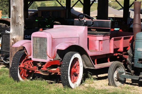 Ranchin ladoissa ja katoksissa piileskeli kaikenmoisia ajokkeja aina vanhoista vankkureista jättikokokoisiin traktoreihin. Varsinainen historiapläjäys maatilalla ennemuinoin käytettyihin ajokkeihin.